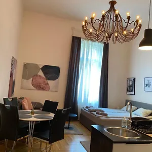 Stylish By The Vigszinhaz Theater Apartament
