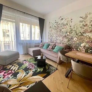 Apartment Brand New #hollan#3bedr#2bathr#freeparking, Budapest