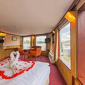 3* Botel Fortuna Boat