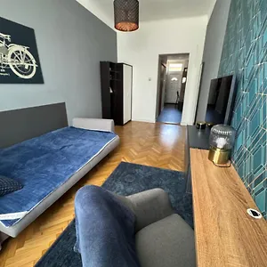 Tarsashazi Lakas Budapesten Koezel Mindenhez Budapest